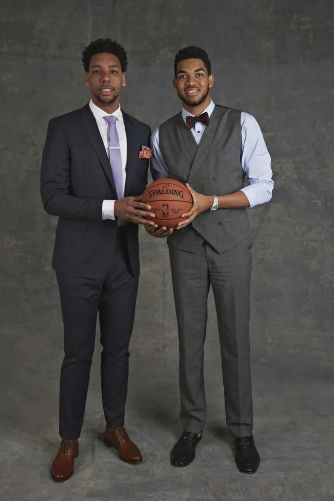 后场篮板上 后场篮板上